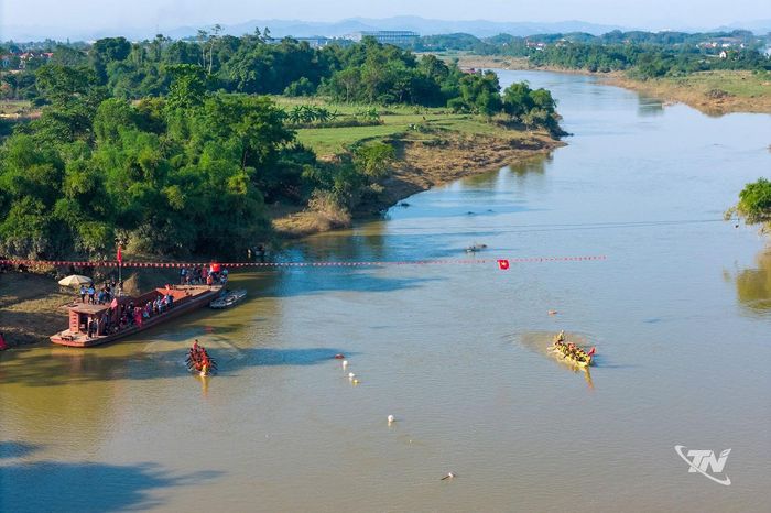 Hai đội chải bước vào cuộc tranh tài trên sông Cầu, mỗi đội gồm 14 thành viên.