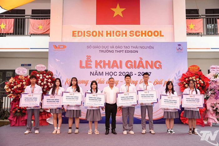 Tập đoàn Vân Đạo tặng học bổng cho học sinh Nhà trường.