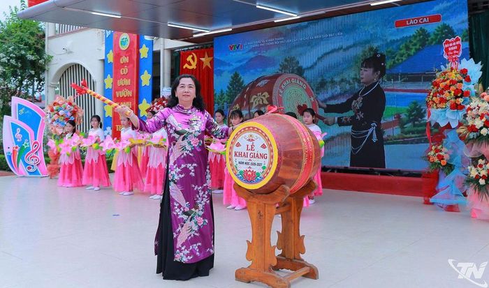 Lãnh đạo Trường Tiểu học Nguyễn Thị Minh Khai đánh trống khai giảng.