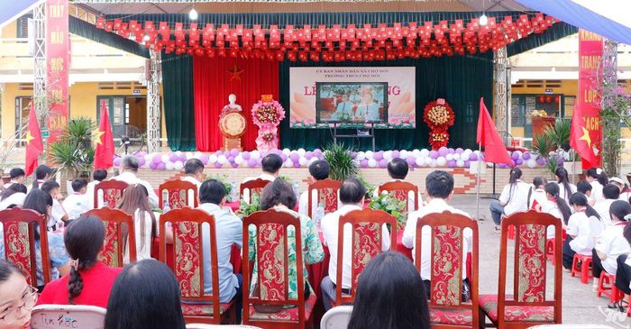 Quang cảnh khai giảng tại Trường THCS Chợ Mới.