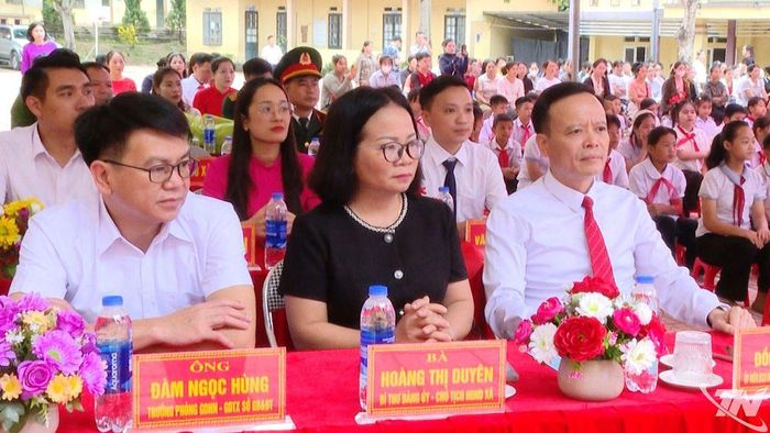 Lãnh đạo tỉnh và đại biểu dự Lễ khai giảng tại Trường Tiểu học Nghiên Loan.