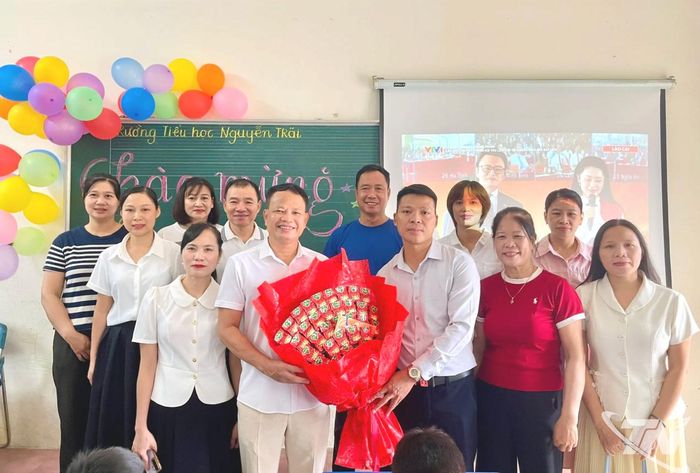 Hội Phụ huynh tặng hoa chúc mừng thầy cô Trường Tiểu học và THCS Nguyễn Trãi nhân dịp khai giảng năm học mới.