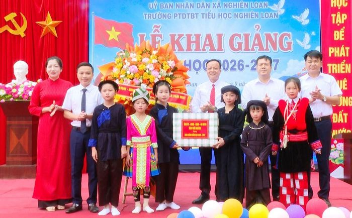 Lãnh đạo tỉnh tặng quà cho nhà trường.
