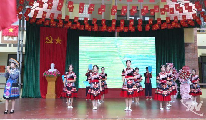 Một tiết mục văn nghệ do các em học sinh Trường THCS&THPT Phủ Thông biểu diễn.