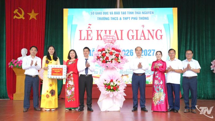 Đồng chí Lường Đức Thắng, Ủy viên Ban Thường vụ, Trưởng Ban Nội chính Tỉnh ủy tặng hoa chúc mừng Trường THCS&THPT Phủ Thông.