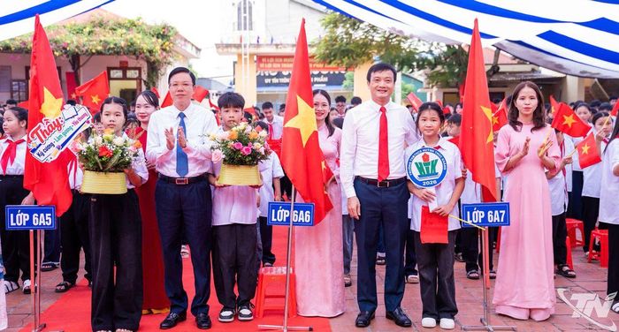 Các đồng chí lãnh đạo tỉnh, lãnh đạo địa phương tặng hoa chúc mừng.