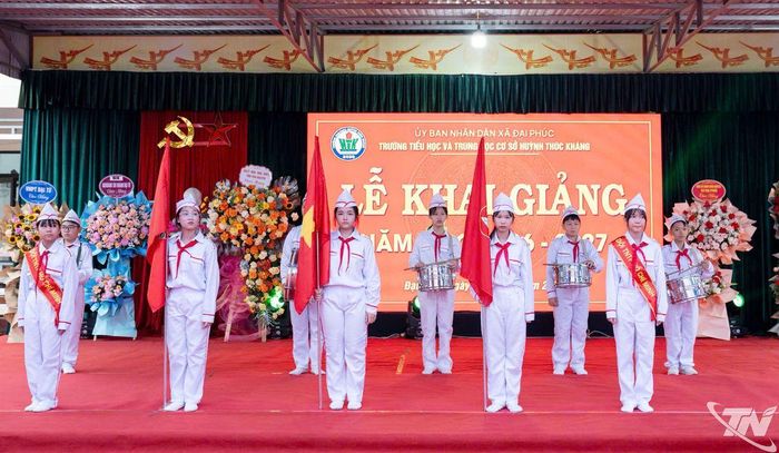 Lễ khai giảng tại Trường Tiểu học và THCS Huỳnh Thúc Kháng diễn ra trang trọng.