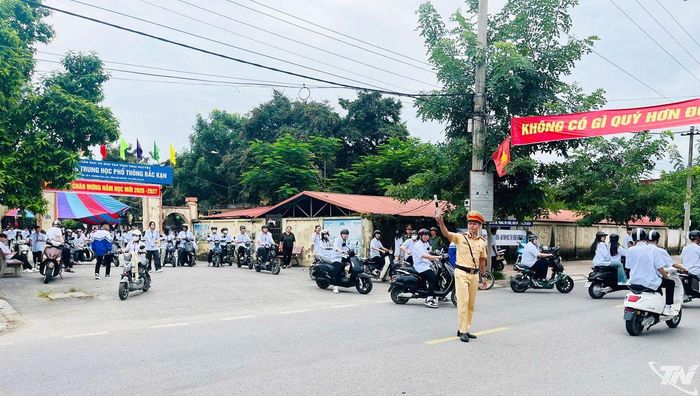 Cảnh sát giao thông phân luồng, hướng dẫn giao thông tại khu vực cổng Trường THPT Bắc Kạn.