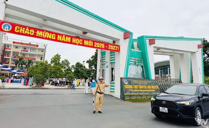 Phân luồng, hướng dẫn giao thông tại khu vực cổng Trường THPT Chuyên Thái Nguyên.