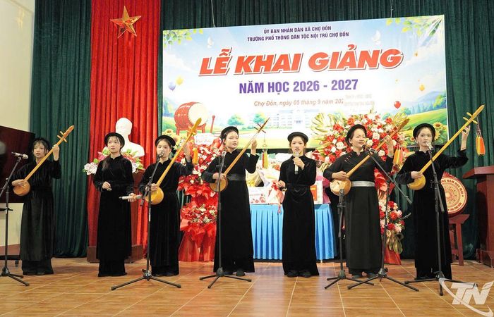 Tiết mục hát then, đàn tính của học sinh dân tộc thiểu số.