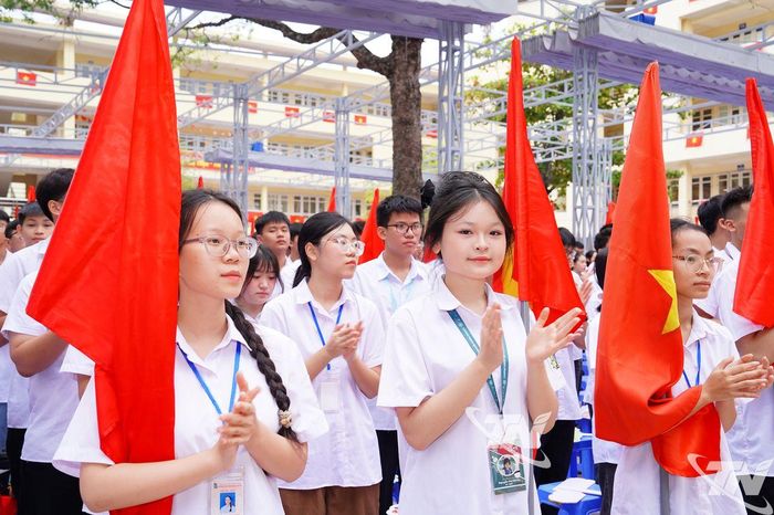Niềm vui ngày khai trường của học sinh Trường THPT Lương Ngọc Quyến.
