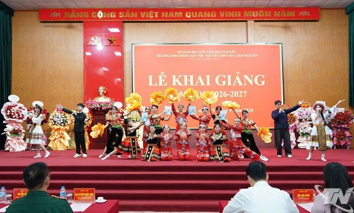 Học sinh Trường Phổ thông Dân tộc nội trú THPT số 1 Thái Nguyên hát, múa chào năm học mới.