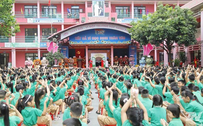 Không khí sôi sộng tại sân Trường Tiểu học Trưng Vương. 