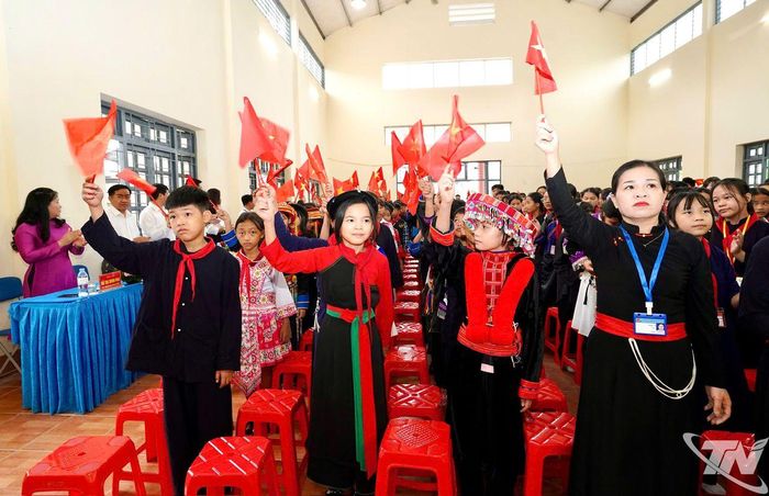 Học sinh Trường Phổ thông Dân tộc nội trú Chợ Đồn háo hức đón chào năm học mới.