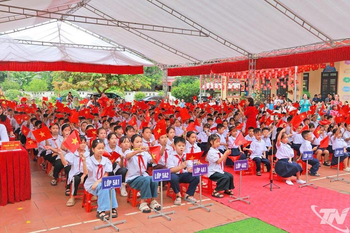 Rực rỡ sắc cờ đỏ ngày khai trường.
