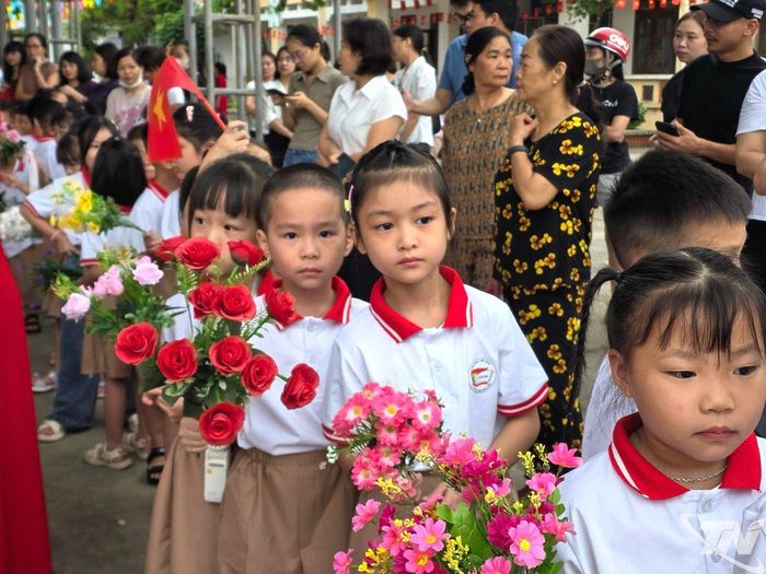 Các em nhỏ trong ngày khai trường.