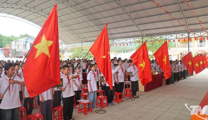 Trang nghiêm trước cờ.