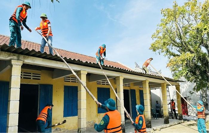 Các lực lượng được huy động để chằng, chống nhà cửa tại TDP 12, phường Dương Nỗ.