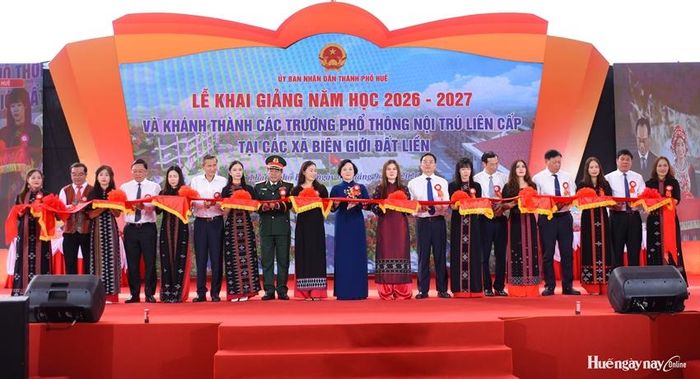 Đồng chí Phạm Thị Thanh Trà, Bí thư Trung ương Đảng, Phó Thủ tướng Chính phủ cùng lãnh đạo bộ, ngành và thành phố cắt băng khánh thành Trường Phổ thông nội trú Tiểu học và THCS A Lưới 3.