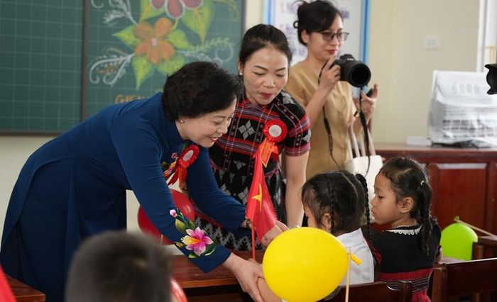 Đồng chí Phạm Thị Thanh Trà, Bí thư Trung ương Đảng, Phó Thủ tướng Chính phủ thăm hỏi các học sinh đầu cấp.