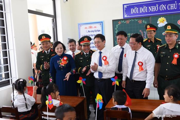 Đồng chí Phạm Thị Thanh Trà, Bí thư Trung ương Đảng, Phó Thủ tướng Chính phủ cùng lãnh đạo thành phố kiểm tra cơ sở vật chất nội trú