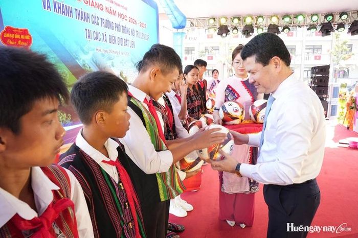 Đồng chí Hoàng Hải Minh, UVTV Thành ủy, Phó Chủ tịch Thường trực UBND thành phố trao quà cho các học sinh nhân năm học mới