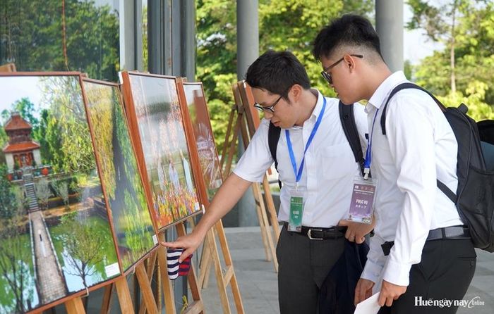  Khách tham quan ngắm nhìn những hình ảnh giới thiệu về cảnh sắc, văn hóa và con người Huế.  