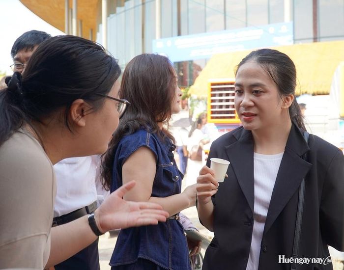  Trải nghiệm các sản phẩm đặc trưng được giới thiệu tại gian hàng Đồng Tháp.  