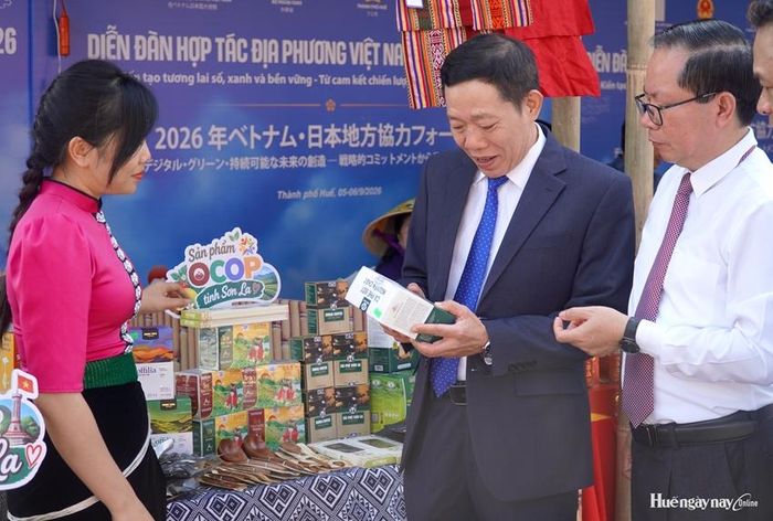  Phó Chủ tịch UBND TP. Huế Hà Văn Tuấn tham quan khu trưng bày các sản phẩm đặc trưng của tỉnh Sơn La.