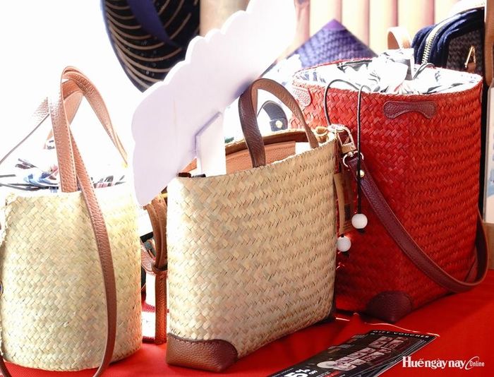  Các sản phẩm thủ công mỹ nghệ Huế được giới thiệu tại triển lãm.  