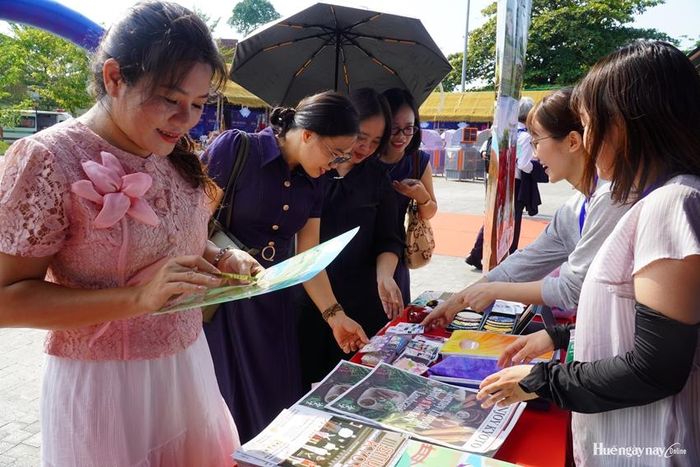  Khách tham quan thích thú khám phá các sản phẩm đặc trưng của Nhật Bản tại khu triển lãm.
