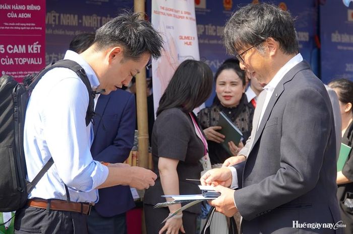  Doanh nghiệp trao đổi thông tin, tìm kiếm cơ hội kết nối, hợp tác tại triển lãm.  