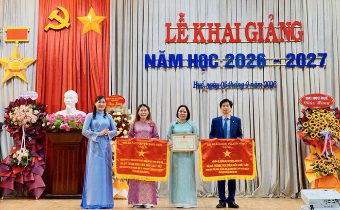  Tặng Cờ thi đua của Bộ Giáo dục và Đào tạo cho các tập thể