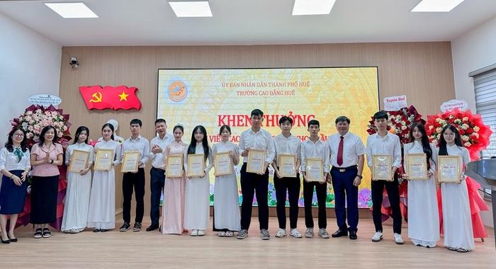  Khen thưởng các thủ khoa đầu vào cùng học sinh, sinh viên có thành tích xuất sắc