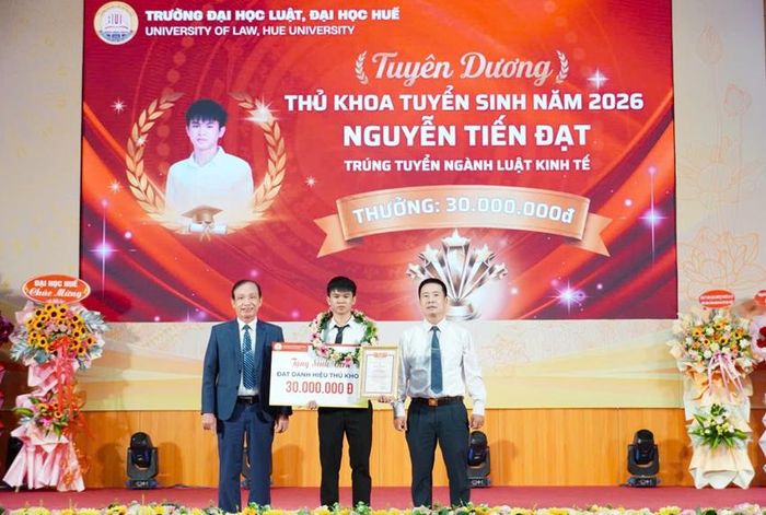  Trao học bổng cho thủ khoa trong đợt tuyển sinh 2026