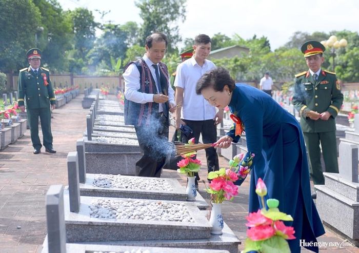 Đồng chí Phạm Thị Thanh Trà thắp hương, thăm các phần mộ tại nghĩa trang.