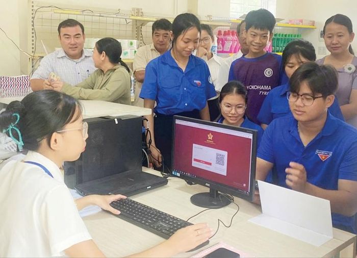 Hướng dẫn triển khai hỗ trợ các dịch vụ công trực tuyến, dịch vụ số đến người dân và tổ công nghệ số cộng đồng tại Điểm hỗ trợ xã hội số ở Phú Vang.