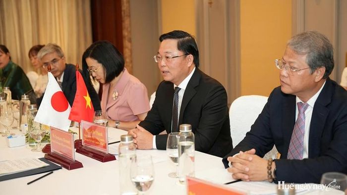 Chủ tịch UBND thành phố Lê Trí Thanh phát biểu tại buổi gặp mặt.