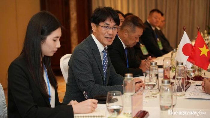 Thống đốc tỉnh Nara, ông Yamashita Makoto phát biểu tại buổi gặp mặt.