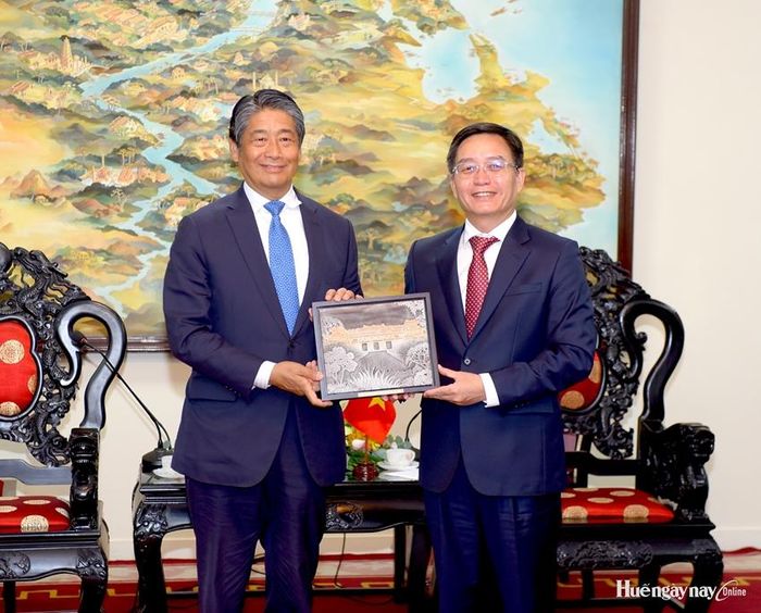 Bí thư Thành ủy Nguyễn Đình Trung tặng quà đến ngài ITO Naoki, Đại sứ Đặc mệnh Toàn quyền Nhật Bản tại Việt Nam. 
