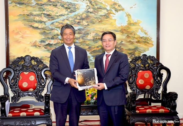 Ngài ITO Naoki, Đại sứ Đặc mệnh Toàn quyền Nhật Bản tại Việt Nam tặng quà đến Bí thư Thành ủy Nguyễn Đình Trung.  
