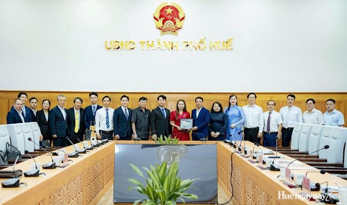 Lãnh đạo thành phố Huế tặng quà và chụp ảnh lưu niệm cùng Đoàn công tác Trung tâm Xúc tiến Hợp tác Văn hóa và Giáo dục Việt Nam - Nhật Bản.