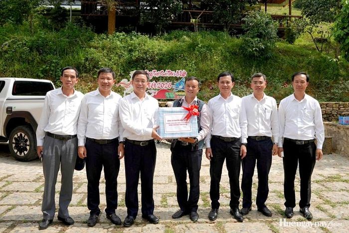 Bí thư Thành ủy Nguyễn Đình Trung tặng quà động viên mô hình nuôi cá tầm của anh Hồ Thanh Phương, xã A Lưới 1