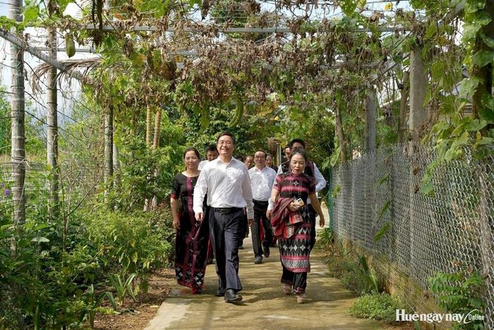  Bí thư Thành ủy Nguyễn Đình Trung thăm mô hình nuôi hươu lấy nhung của hộ ông Hồ Văn Thắng, xã A Lưới 3.