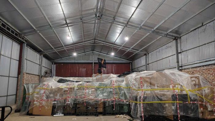 Lực lượng Quản lý thị trường Hà Nội phát hiện, tạm giữ hơn 13.000 sản phẩm các loại, trong đó có hàng nghìn sản phẩm thực phẩm bổ sung và hàng hóa có dấu hiệu giả mạo nhãn hiệu đang được bảo hộ tại Việt Nam.