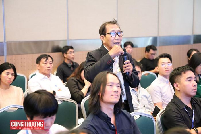 Khán giả đặt câu hỏi giao lưu cùng các diễn giả
