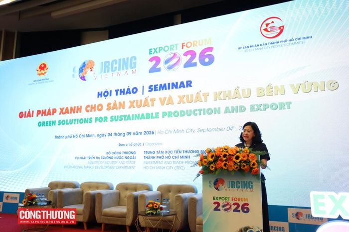 Bà Đỗ Thị Minh Trâm - Phó Cục trưởng Cục Đổi mới sáng tạo, Chuyển đổi xanh và Khuyến công (Bộ Công Thương) khuyến khích doanh nghiệp ứng dụng mô hình kinh tế tuần hoàn, cụm công nghiệp sinh thái, hỗ trợ chuyển đổi số và tăng cường các hoạt động xúc tiến thương mại.