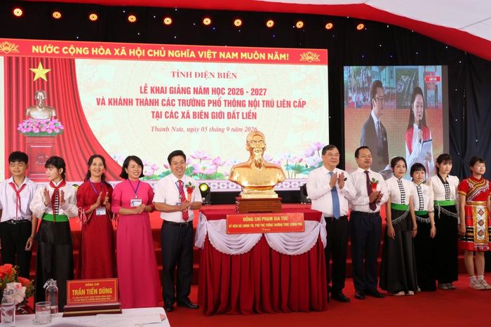 Phó Thủ tướng Thường trực Chính phủ Phạm Gia Túc trao tặng nhà trường bức tượng đồng Chủ tịch Hồ Chí Minh - Ảnh: chinhphu.vn/Nguyễn Hoàng