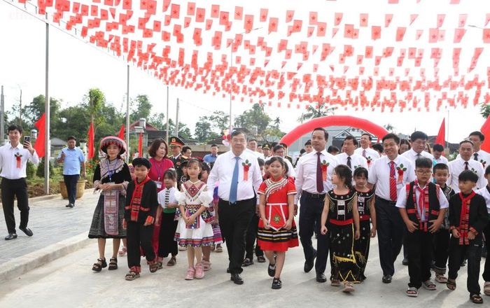 Phó Thủ tướng Thường trực Phạm Gia Túc dự Lễ khánh thành và khai giảng năm học mới tại điểm cầu Trường Phổ thông nội trú Tiểu học và Trung học cơ sở Thanh Nưa (Điện Biên) - Ảnh: chinhphu.vn/Nguyễn Hoàng