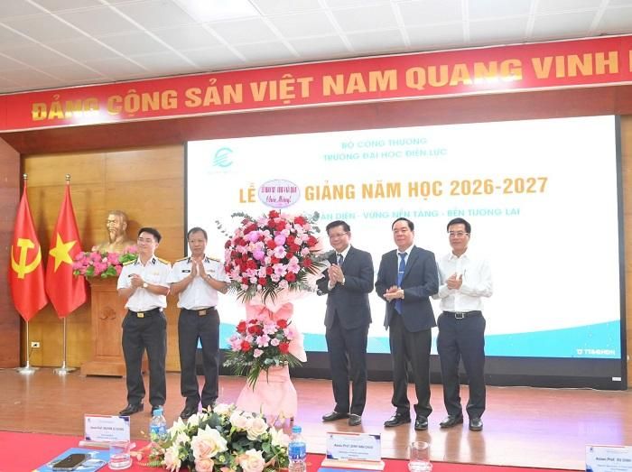 Lữ đoàn 162 tặng hoa chúc mừng Trường Đại học Điện lực dịp khai giảng năm học 2026-2027.